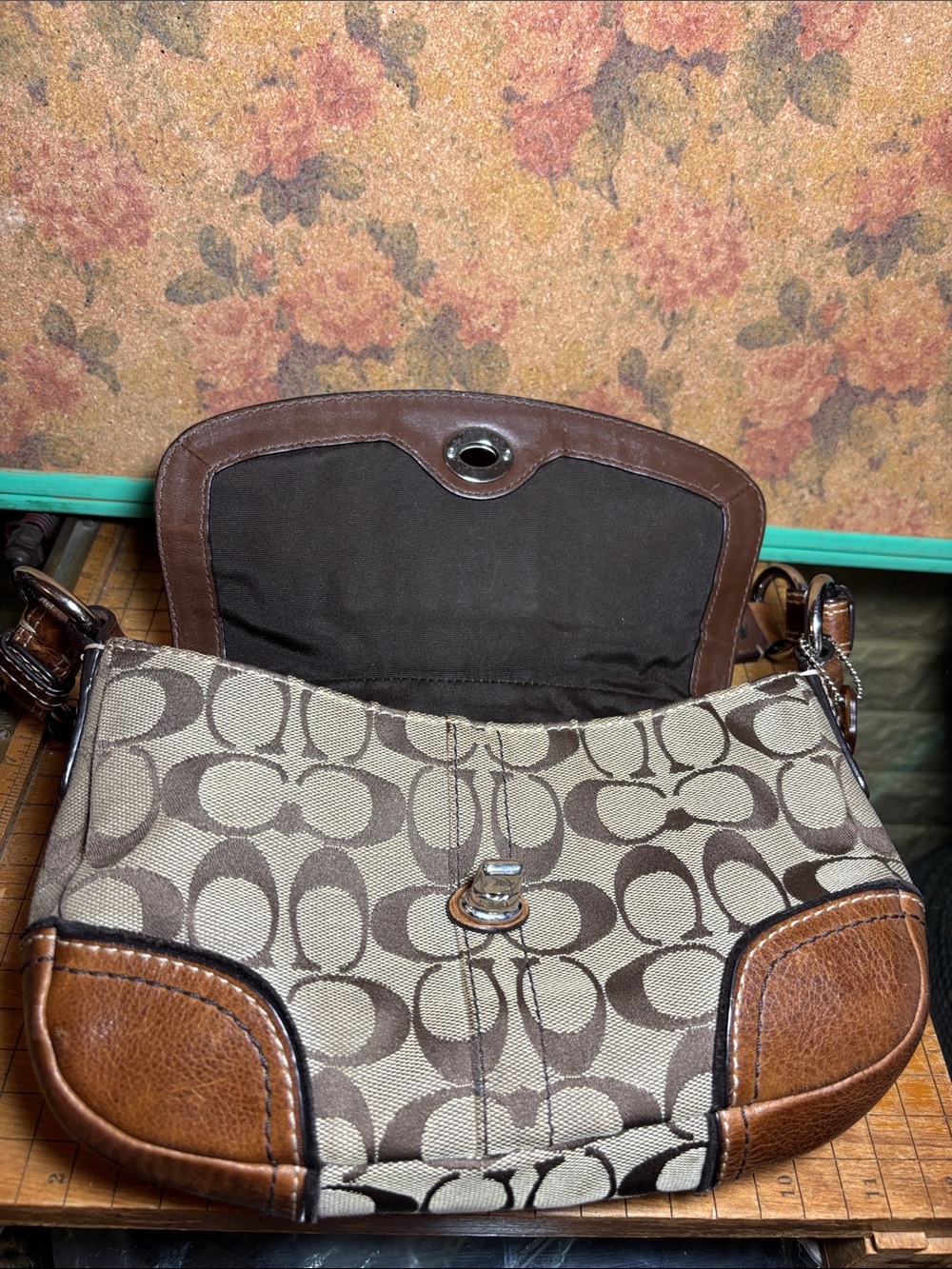 Coach Khaki Signature Canvas Shoulder Bag with Brown Leather 10983 - Picture 5 of 17